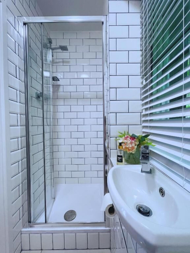 Bathroom 2, Harbourside 1, Bristol