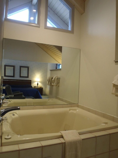 Bathroom 4, Eagle Village Resort, Pike