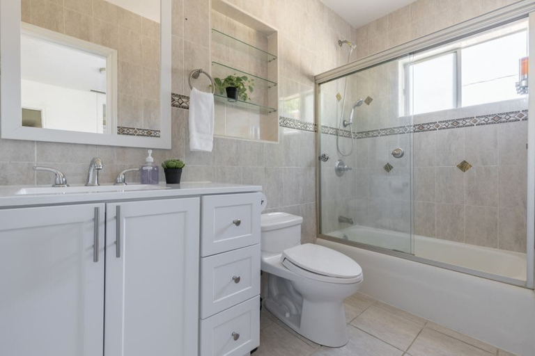 Bathroom 4, Charming Spacious Home - Modern Comforts, Prime Location, Los Angeles