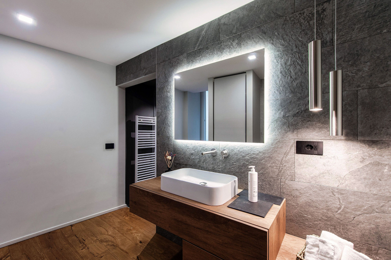Bathroom 3, Hidden Lodge, Como