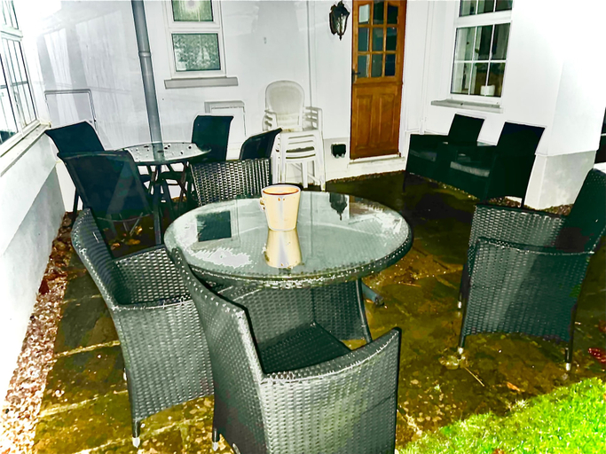 Outdoor dining 5, Porthcawl Magnificent 7 Bedroom House, Bridgend