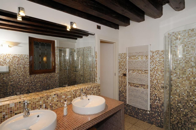 Bathroom 5, Canal Riva Di Biasio, Venezia