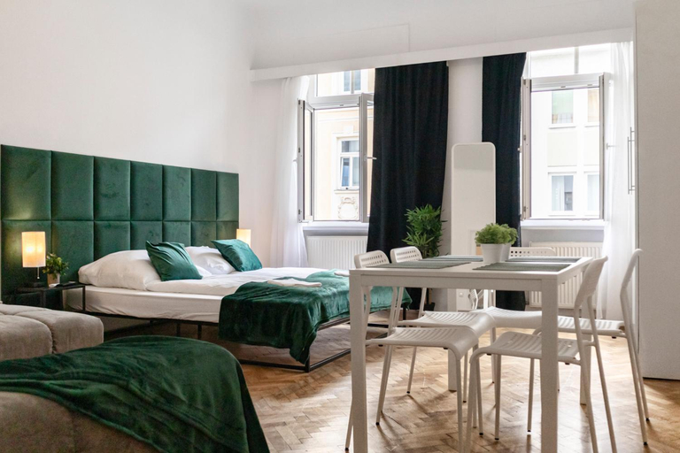 Bedroom, Prime Location & Peaceful Shared 2 BR Apt with Backyard, Wien