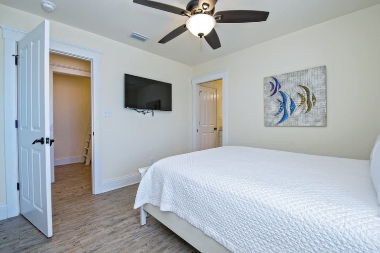 Room 5, Beachfront 9bed Easybreezy West, Baldwin