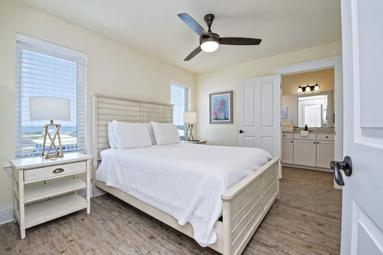 Room 2, Beachfront 9bed Easybreezy East, Baldwin