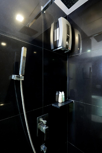 Bathroom 4, 5mins walk to BTS Thonglor; easy access 1-bedroom, Wattana