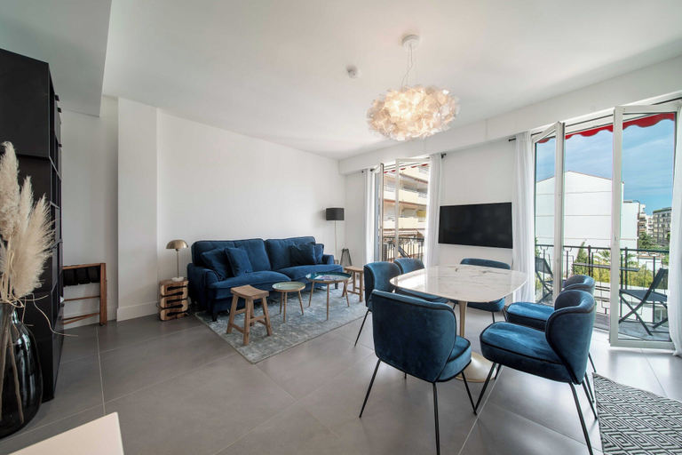 Living area 3, Superb 55m2 Apartment - Heart of Cannes - 2br/4p, Alpes-Maritimes