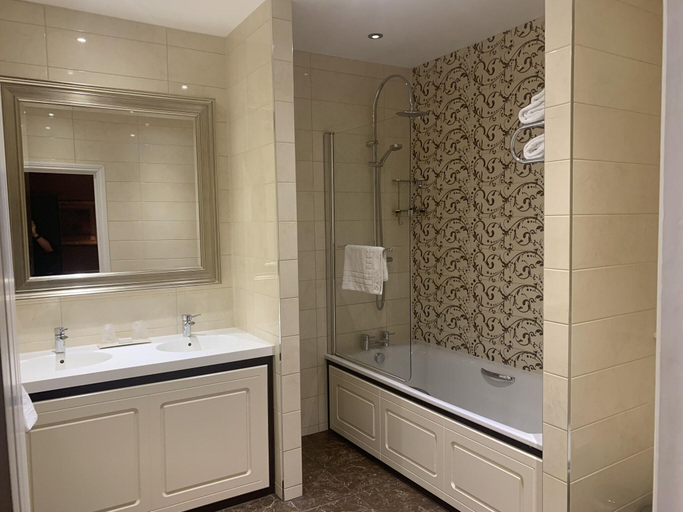 Bathroom 4, The Dukes Head Hotel, Cambridgeshire