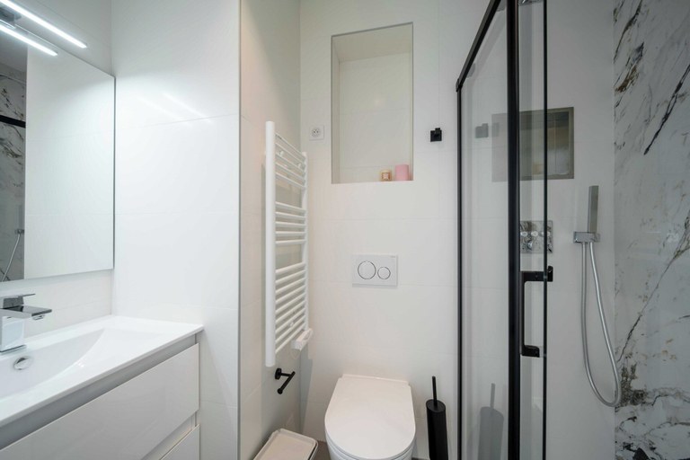 Bathroom 2, Superb 55m2 Apartment - Heart of Cannes - 2br/4p, Alpes-Maritimes