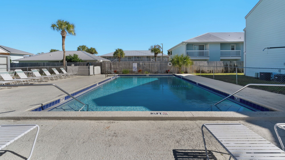 Sport & Beauty 5, Beachside Stay w/ Pool & Beach Access + Free Attraction Tickets!, Bay