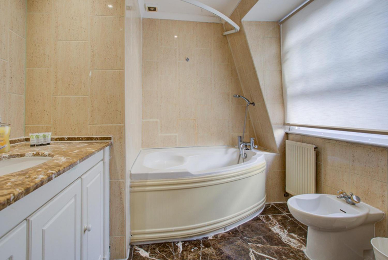 Bathroom 2, Streathem Hotel, London