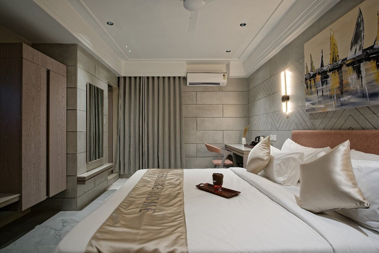 Bedroom 2, Hotel Golden Plaza, Ahmadabad