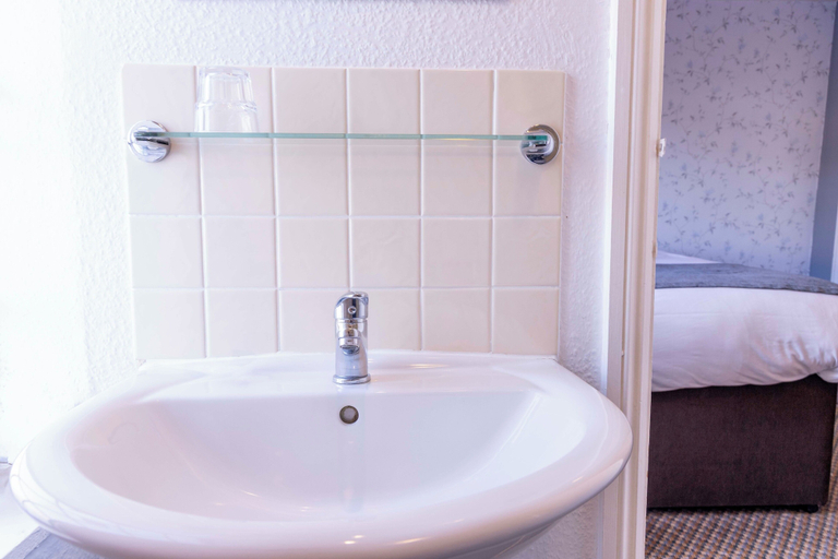 Bathroom 4, Cromwell Lodge Hotel by Greene King Inns, Oxfordshire