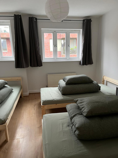 Others 3, Entire Captivating 2-bed House in Manchester, Manchester