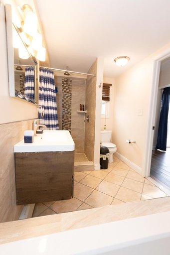 Bathroom 5, Astonishing 3-Bed Apt Close to NYC, Jersey City