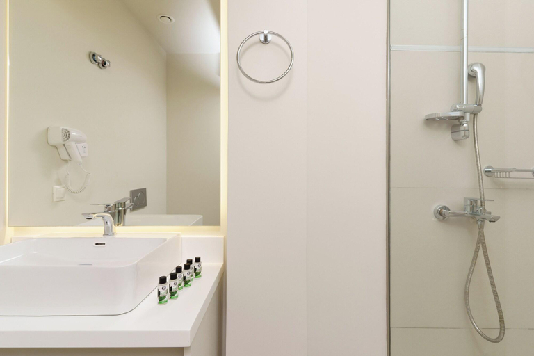 Bathroom 4, Gallery Central, Attica