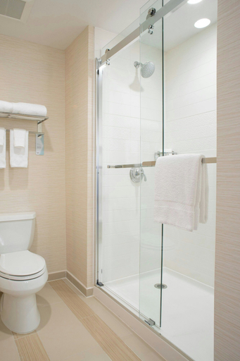 Bathroom 4, Fairfield Inn & Suites New York Queens/Fresh Meadows, New York