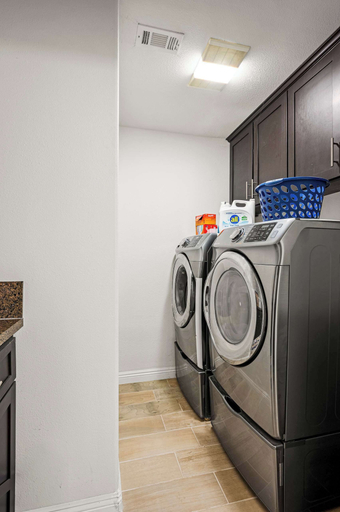 Bathroom 4, Not Affected by the Fire/spacious Retreat w/ Large Kitchen & Outdoor Patio, Los Angeles