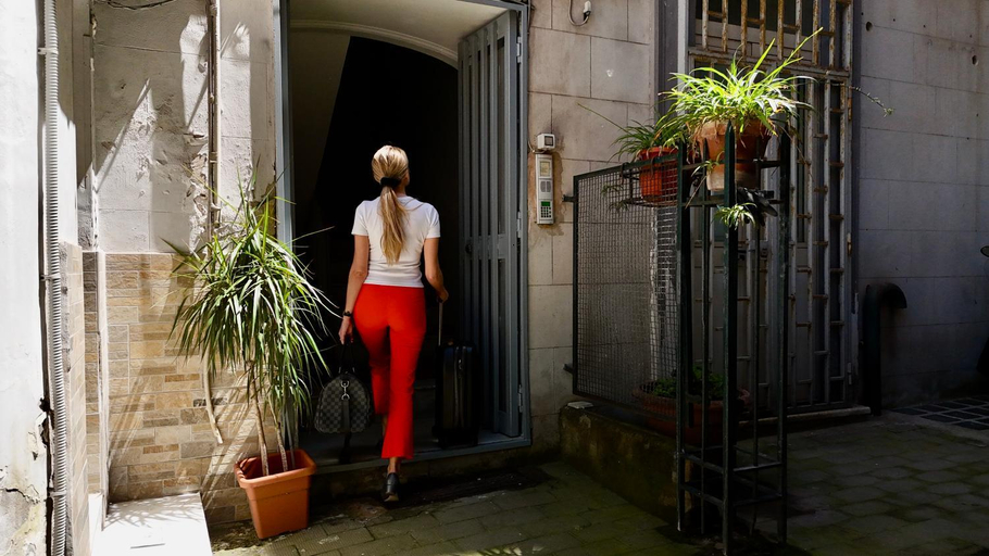 Others 5, Raffaella Home, Napoli