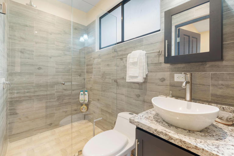 Bathroom 4, Suite 3 - Jaguar Beach & Pool 2 BR Condo, Santa Cruz