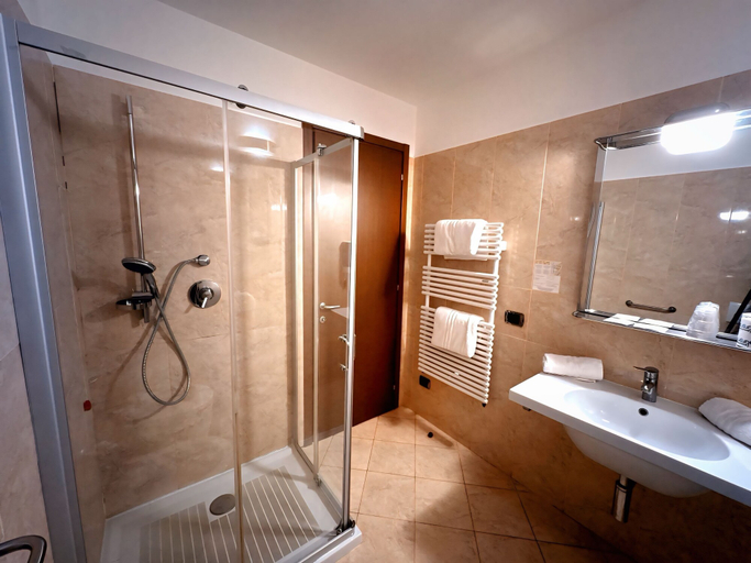 Bathroom 5, Hotel Mariuccia, Varese