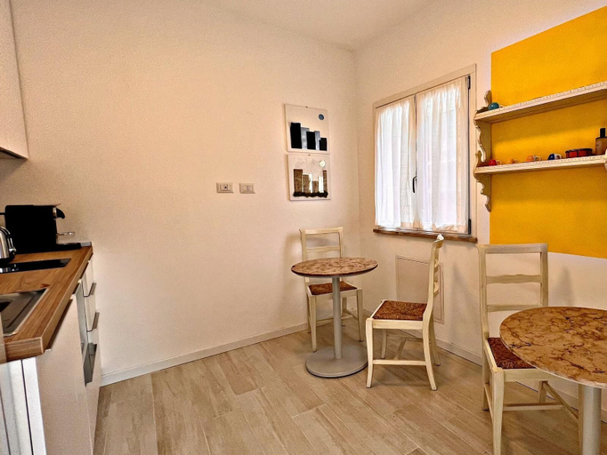 Others 4, Residenza Delfina, Rome