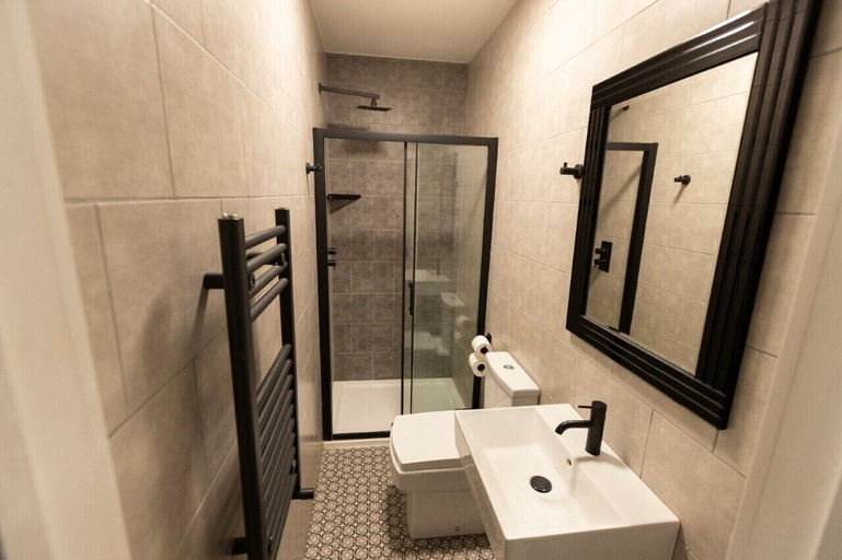 Bathroom 5, COMFOTEL GRN, London