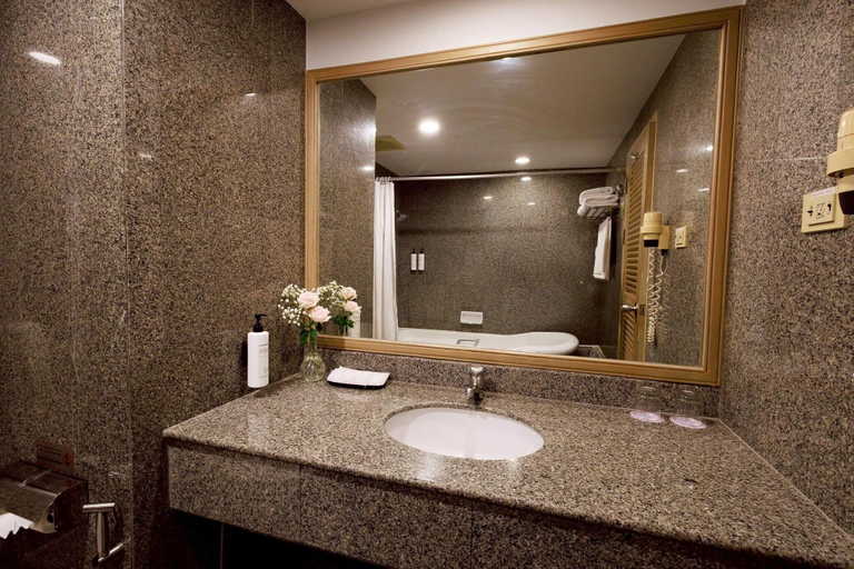 Bathroom 5, Prince Palace Hotel Bangkok, Pom Pram Sattru