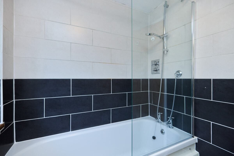 Bathroom 4, The Kennington Park Retreat - Inviting 2bdr Apartment, London