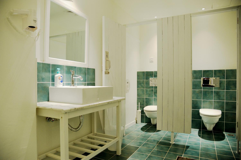 Bathroom 4, Peking Station Hostel, Beijing