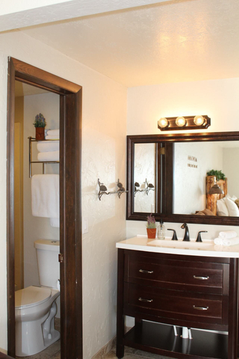 Bathroom 4, The Evergreen, Gallatin