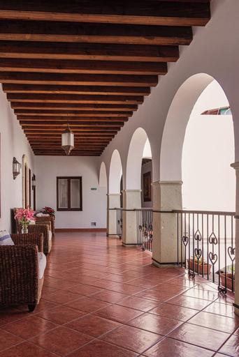 Public Area 4, De La Parra, Del Centro