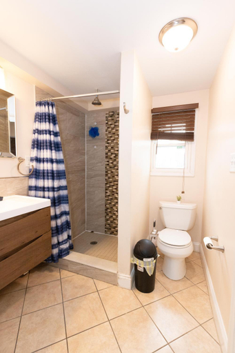 Bathroom 4, Astonishing 3-Bed Apt Close to NYC, Jersey City