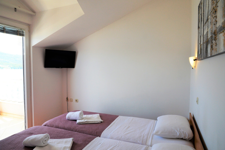 Bedroom 3, Bed & Breakfast by the Beach, Marina