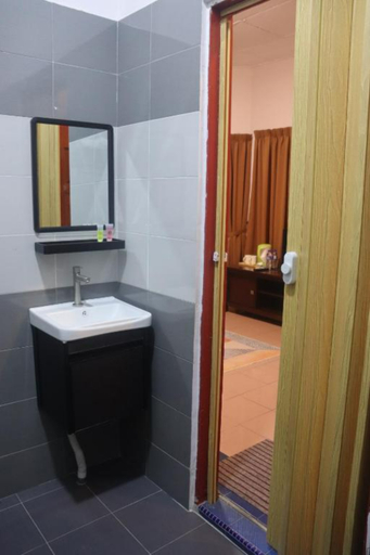 Bathroom 3, Bunga Raya Resort Parit Buntar, Kerian
