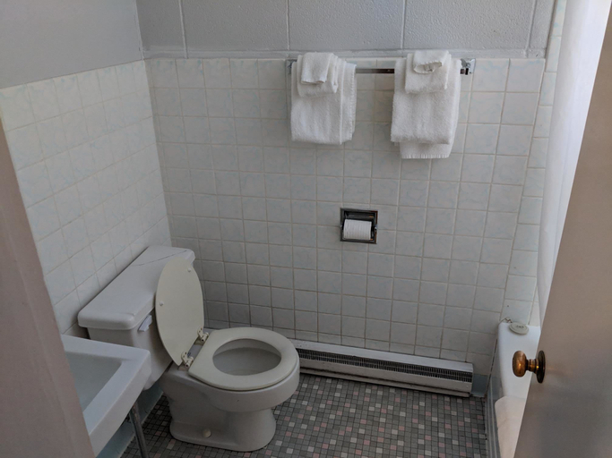 Bathroom 3, Chalet Inn Motel, Kenora