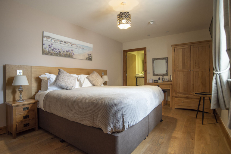 Bedroom 2, Crossways Inn, Somerset