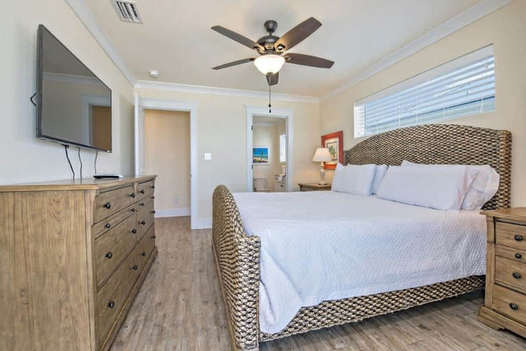 Room 3, Beachfront 5bed Easybreezy East, Baldwin