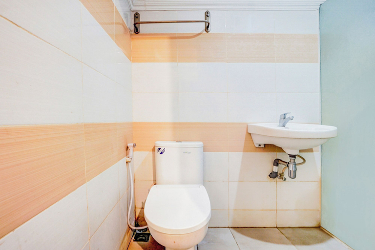 Bathroom, Hotel O Siwalankerto Near Surabaya Carnival, Surabaya