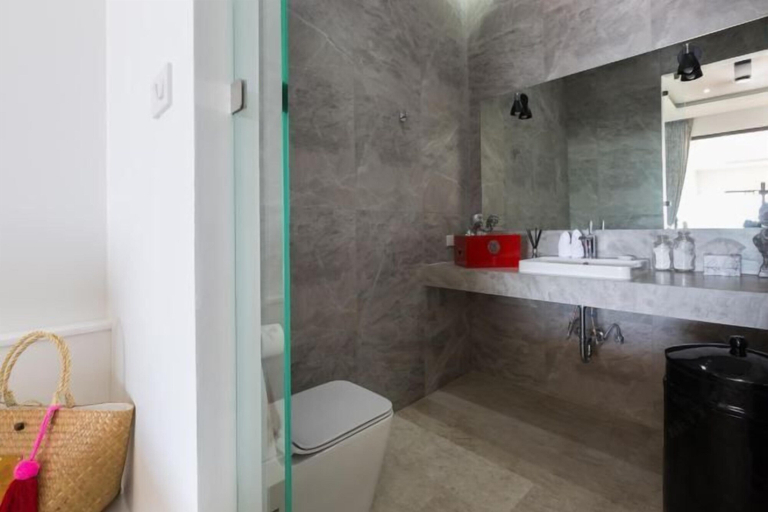 Bathroom 18