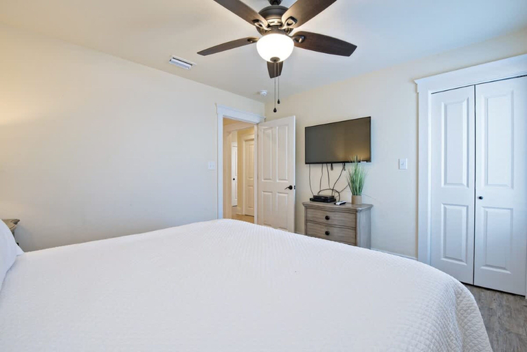 Room 4, Beachfront 9bed Easybreezy East, Baldwin