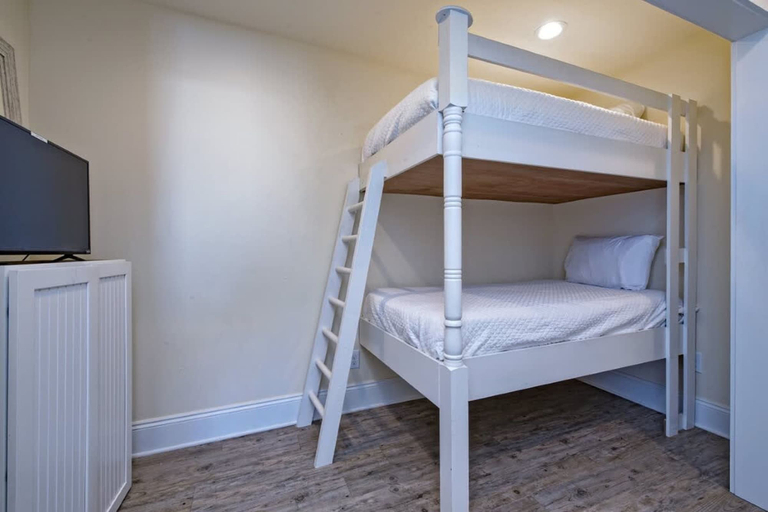 Room 4, Beachfront 9bed Easybreezy West, Baldwin