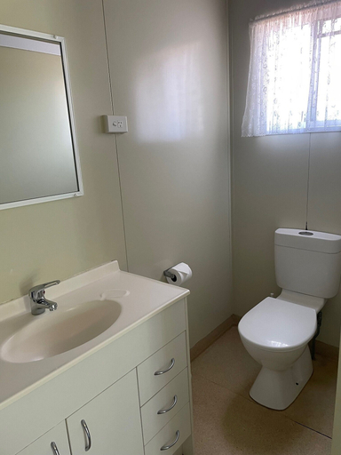 Bathroom 3, Aussie Outback Oasis, Charters Towers