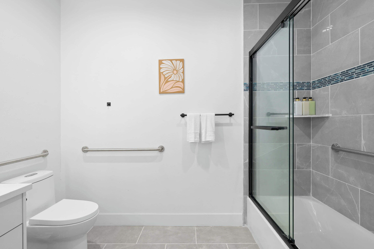 Bathroom 4, Not Affected by the Fire/modern 5BR Home With Full Amenities & Parking #2, Los Angeles