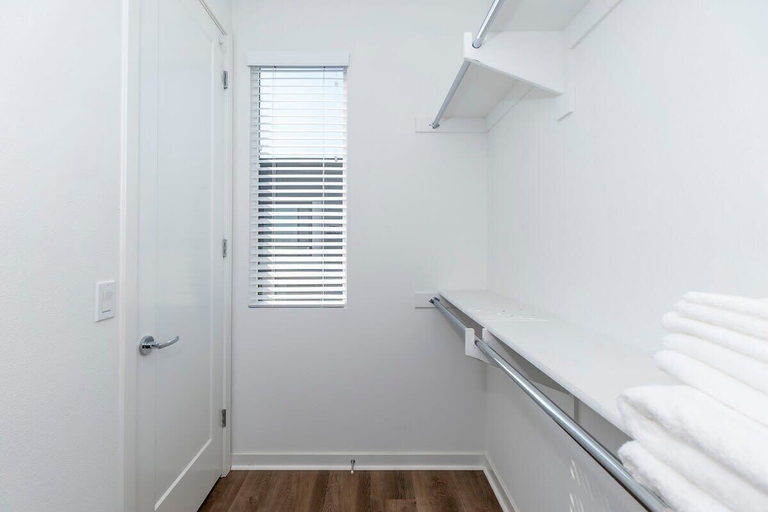 Others 4, Master Bedroom With King Bed Central Location, Orange
