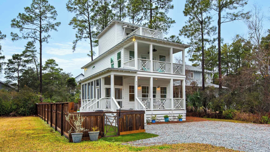 Exterior & Views