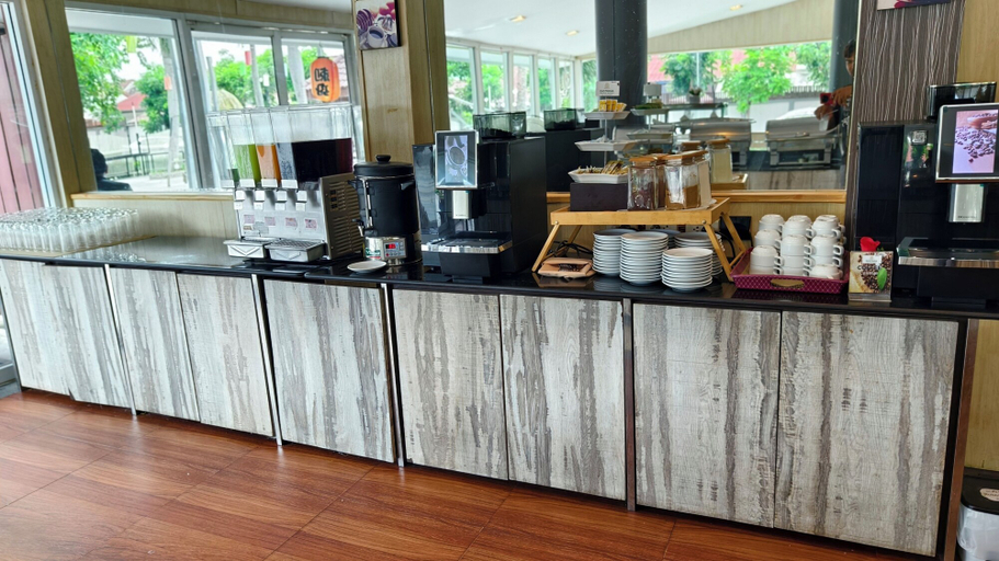 Food & Drinks 5, Eastpana 304(R1) Executive Residence, Sri Mahar Pho