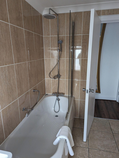 Bathroom 5, The Cumberland, Bournemouth