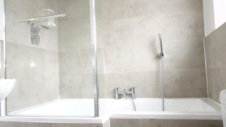 Bathroom 2, Great Airport Sleep, London
