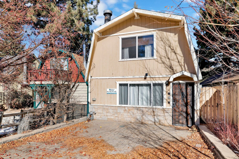 Exterior & Views, Aeroplane Gambrel #2509, San Bernardino